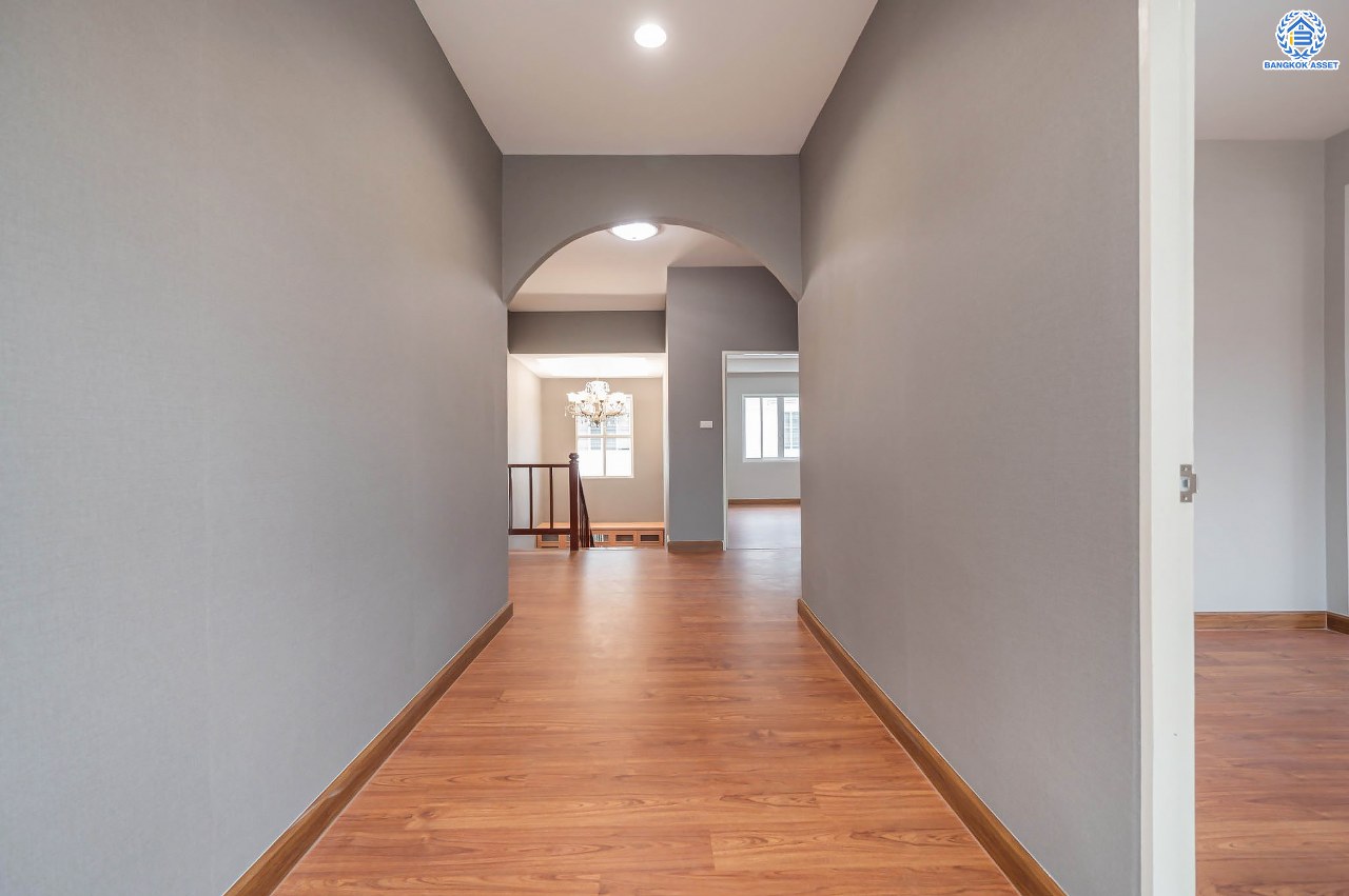 บ้านเดี่ยวมือสอง โครงการ เดอะวอเตอร์เฮ้าส์ กาญจนาฯ-บางบอน รองรับทุกความสุข เนื้อที่ 117.1 ตร.ว. ฟังก์ชัน 5 ห้องนอน 4 ห้องน้ำ 1 ห้องอเนกประสงค์ 1 ห้องแม่บ้าน จอดรถได้ 1 คัน บนทำเลใกล้รถไฟฟ้าสายสีน้ำเงิน "สถานีหลัก2" และจุดขึ้นทางด่วน "พระราม2" และ The Mall บางแค